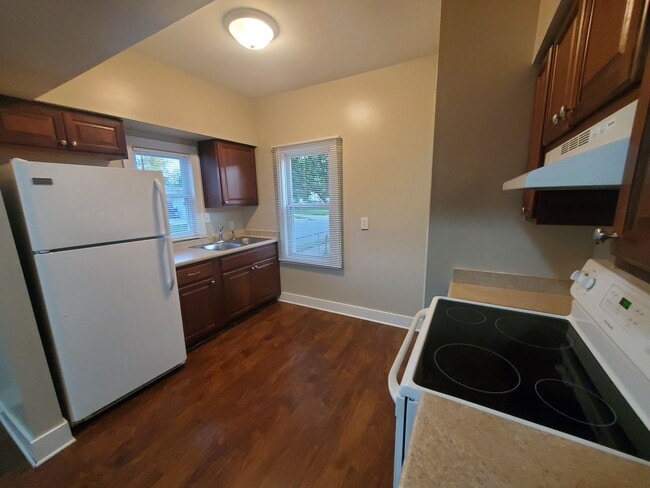 Building Photo - 2 Bedroom, 1 Bathroom home with front porc...