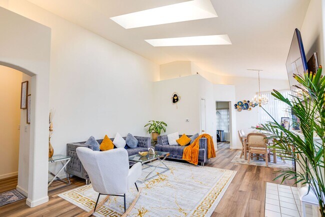 Building Photo - Gorgeous Single story home - walking dista...