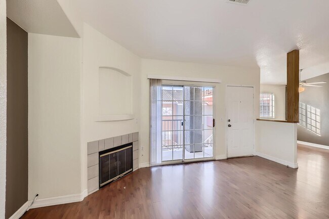 Foto del edificio - 2nd Floor Condo in Gated Northeast Communi...
