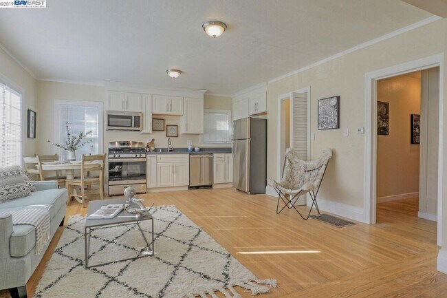 Building Photo - Updated Rockridge Apartment