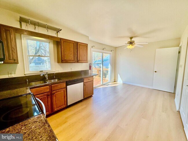 Foto del edificio - 1193 Maple Ave