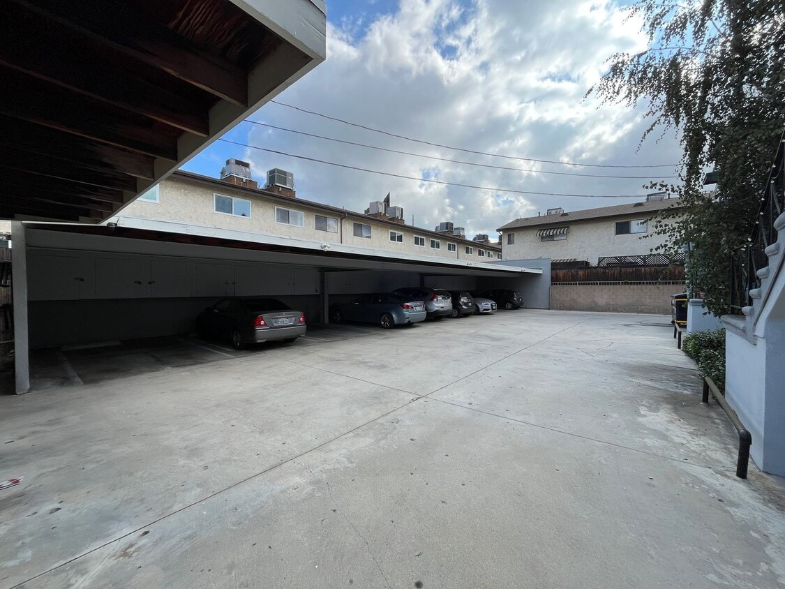 Building Photo - Charming 1+1 in Prime North Hollywood/Tolu...