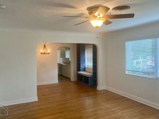 Foto del edificio - Euclid/Woodlawn Roommate Dream 4/3 home