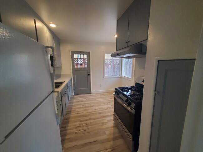 Foto del edificio - 1st Month's Rent is FREE!!! Conveniently Located Newly Remodeled 1 Bed/ 1 Bath Duplex for Rent In...