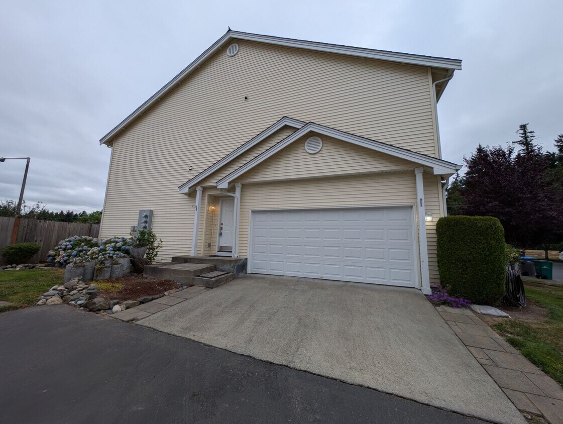 Foto principal - A Gardeners Oasis! 3 Bedroom Townhome for ...