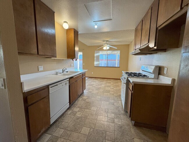 Building Photo - Beautiful 3 Bed 2 Bath Home In San Marcos!...