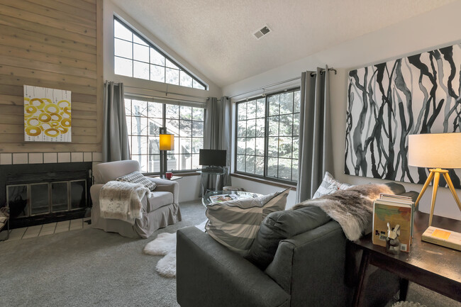 Foto del edificio - 4815 White Rock Cir