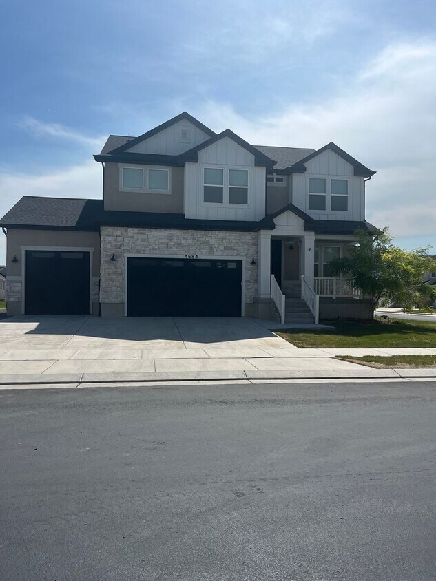 Foto principal - Three Bed, Two and Half Bath Home in Eagle...