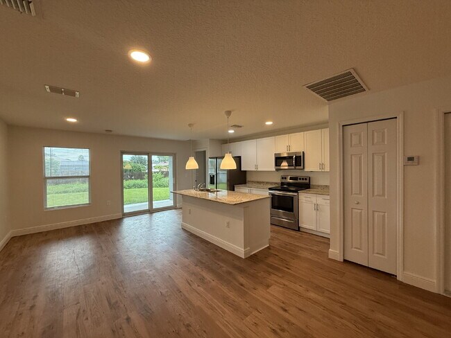 Building Photo - 4 bedroom, 2 bathroom single family home!