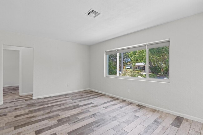 Building Photo - 1120 N Palmway