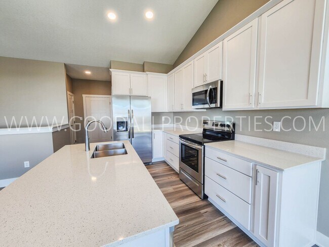 Foto del edificio - Spacious Waukee Ranch | 4 Bedrooms | 3-Car Garage | Finished Basement