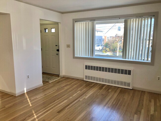 Foto del edificio - 9 Graywood Rd