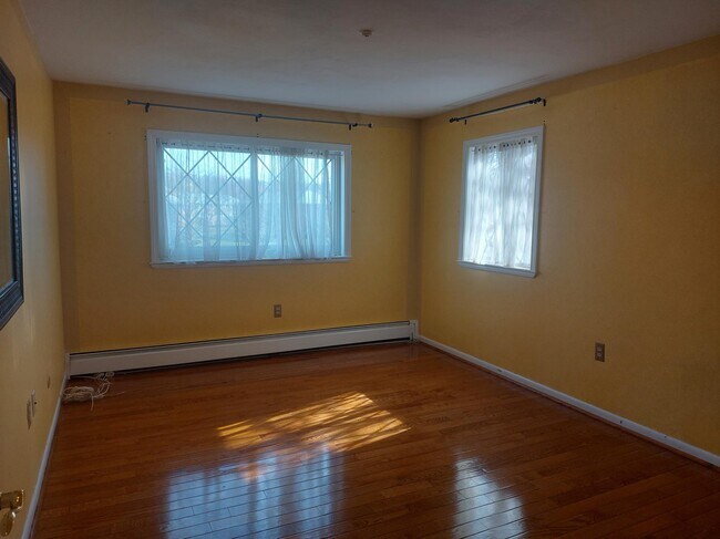 Building Photo - 52 Fernview Ave