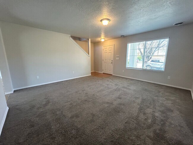 Foto del edificio - Discover Tranquil Living at Ariposa Park: 4BR, 2.5BA Home