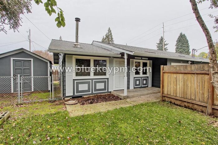 Foto principal - 2 Bed, 1 Bath Home with Large Yard in Rose...