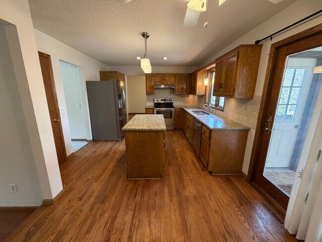 Foto del edificio - Beautiful 5 Bedroom 3 Bath Home for Rent in Lakeville!! Available NOW!