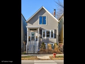 Building Photo - 1424 W Diversey Pkwy