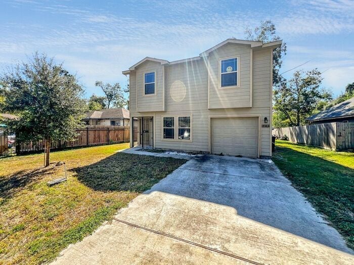 Primary Photo - Beautiful 3-Bedroom Home with Fenced Backy...