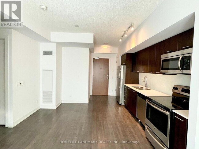 Photo du bâtiment - 2220 Lake Shore Blvd W