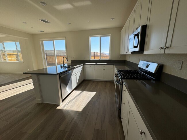 Foto del edificio - NEW Construction, 4 bedroom 3 full bath, 2...
