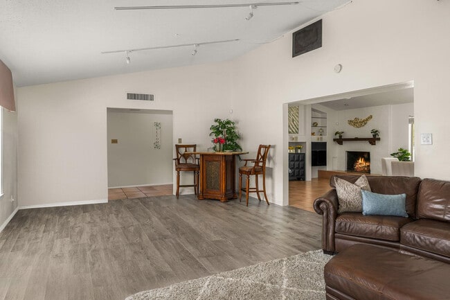 Building Photo - 5901 E Cactus Wren Rd