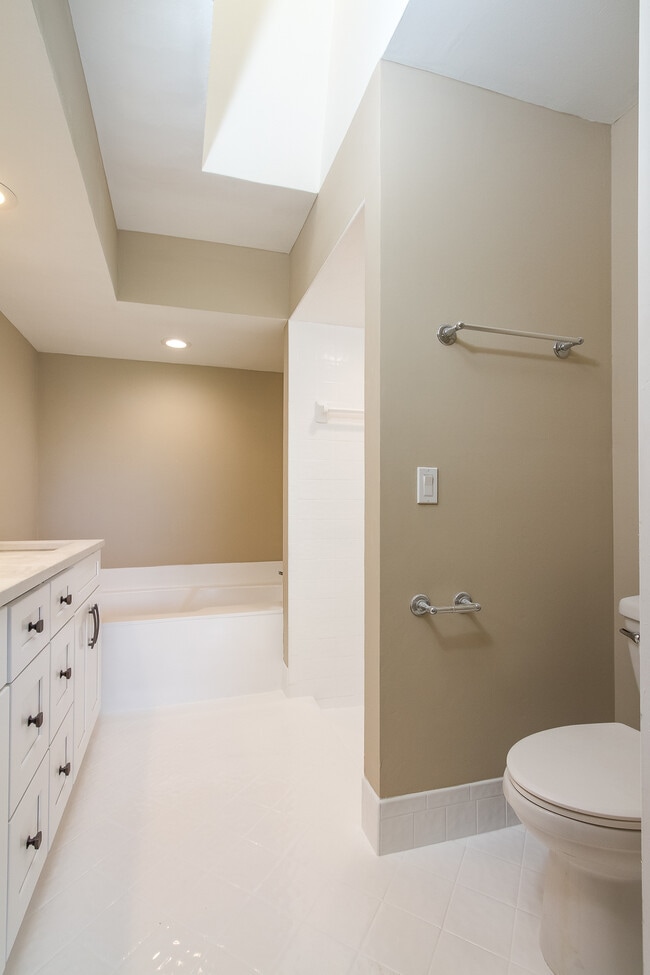 Master bathroom - 8555 Eagle Run Dr