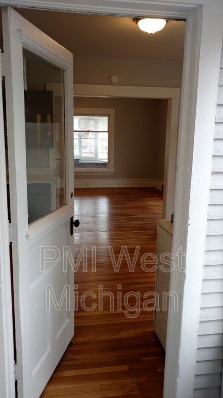 Building Photo - 3056 Barrett Ave SW
