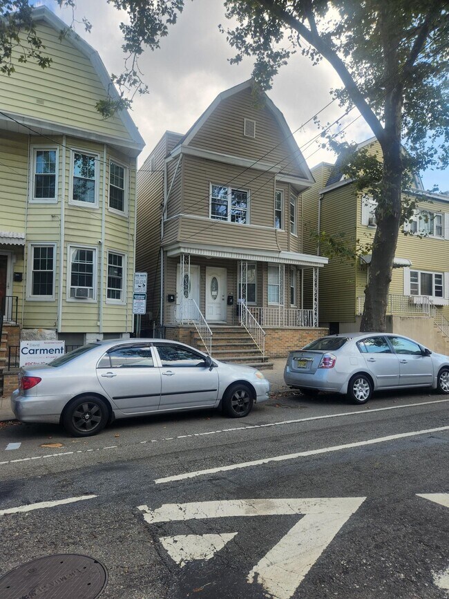 Building Photo - 352 WOODLAWN Ave