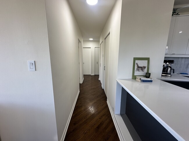 Building Photo - 3410 N Lake Shore Dr