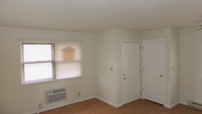 Front room - 607 W North St