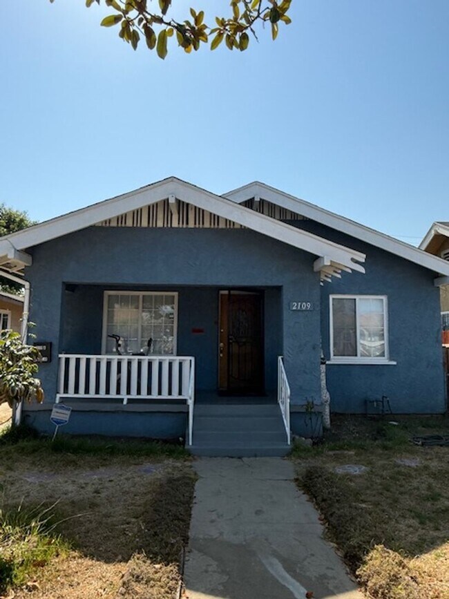 Foto del edificio - 3 bedroom 2 bath house in Long Beach