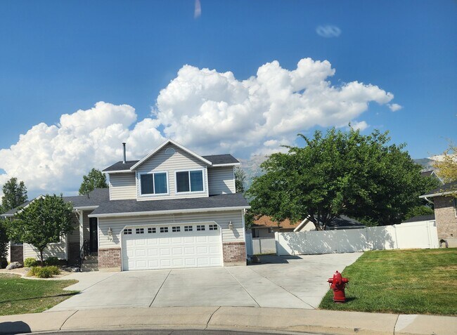 Building Photo - 976 N 40 W