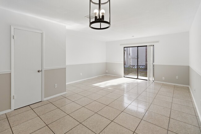 Building Photo - 204 Eden Ln