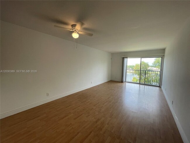 Foto del edificio - 8560 N Sherman Cir