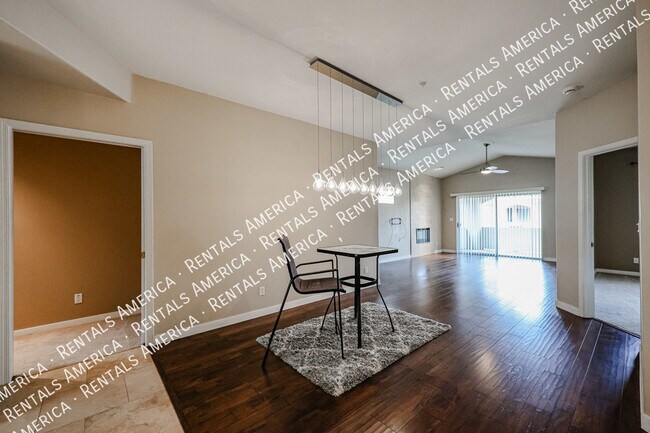 Foto del edificio - 8653 E Royal Palm Rd