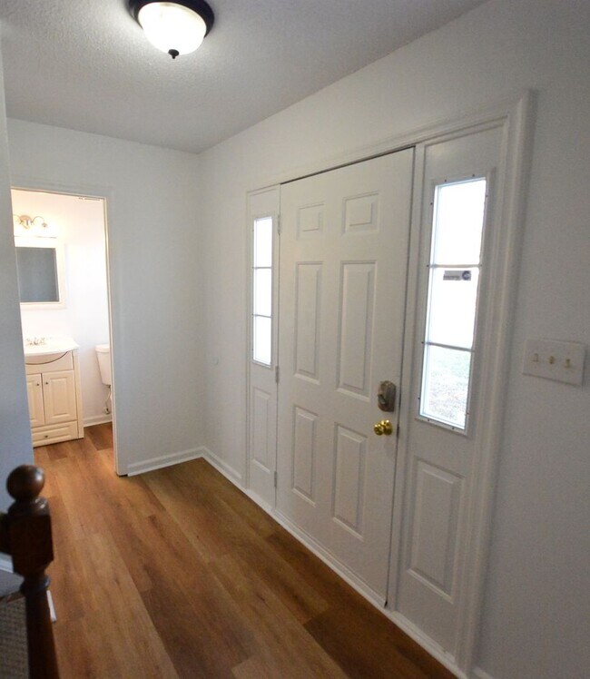 Building Photo - 6 Bedrooms-Little Neck Area