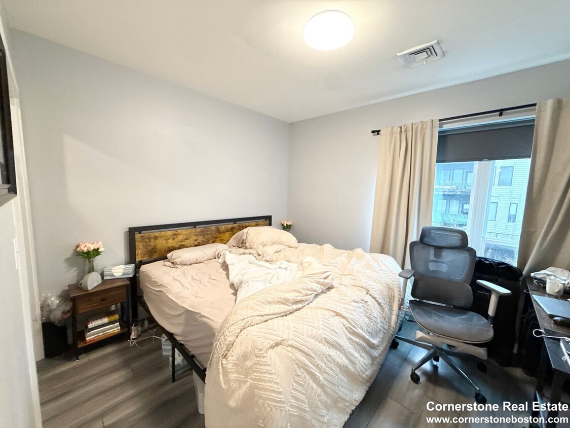 South Boston 2 Bed / 2 Bath – W/D in Unit – Garage Parking – Roof Deck – 9/1 - South Boston 2 Bed / 2 Bath – W/D in Unit – Garage Parking – Roof Deck – 9/1