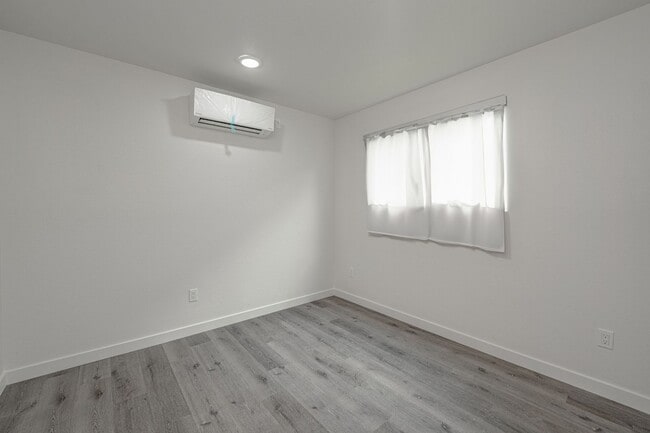 Building Photo - LA T 250