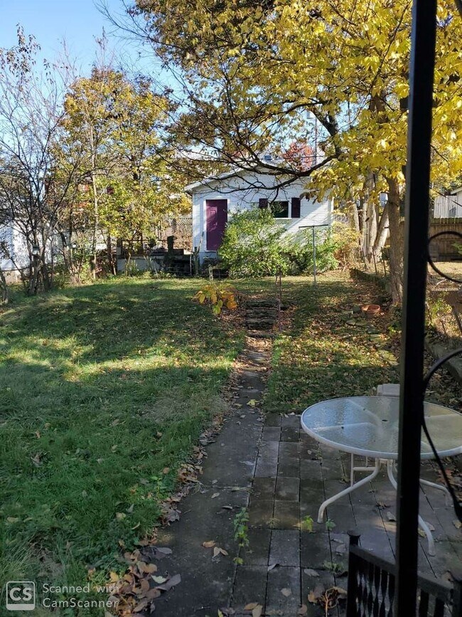 Building Photo - 2 bedroom close to Miami Valley Hospital and UD with Detached garage!