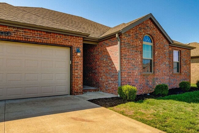 Foto del edificio - Beautiful all brick 3 bed 2 bath house in ...