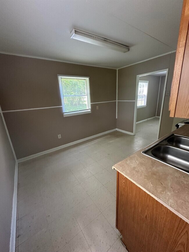 Foto del edificio - 7814 Commodore Rd