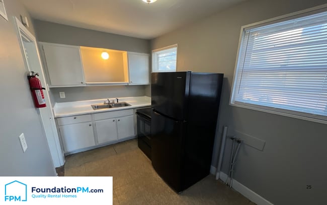 Building Photo - 1570 Rebecca St