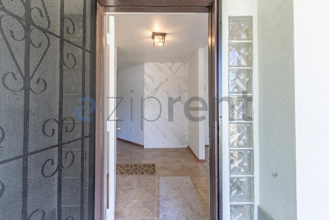 Foto del edificio - 7458 Carillon Ave