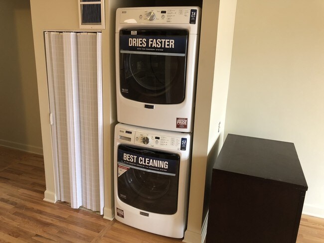 Building Photo - 6213 W Belmont Ave