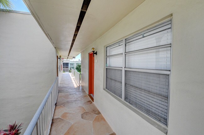 Building Photo - 555 Normandy Ln