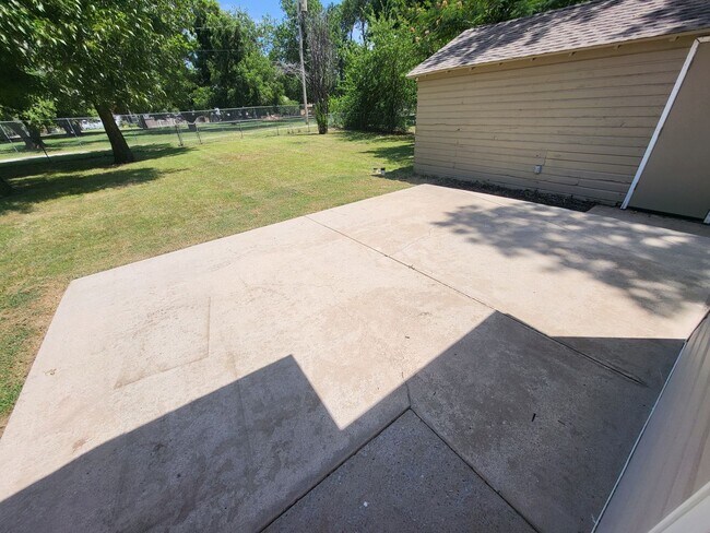 Building Photo - 3 bedroom 1 bathroom house with garage and...