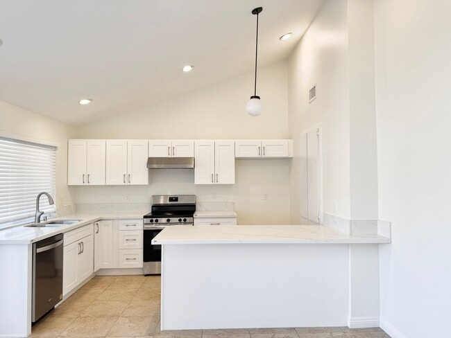 Foto del edificio - Beautifully updated single-family home 4 b...