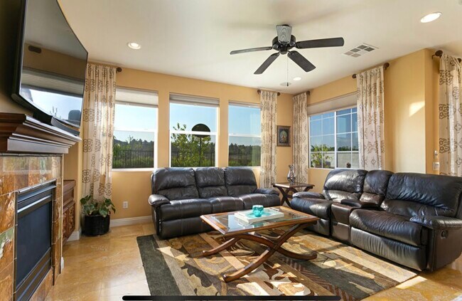 Foto del edificio - 7929 Brooke Vista Ln