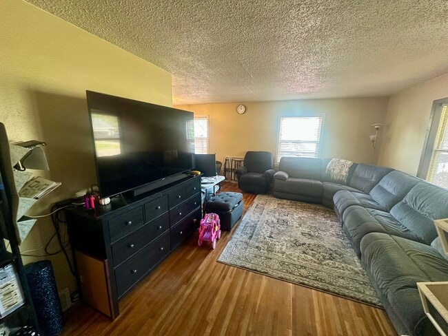 Building Photo - Charming 3 Bedroom Home in Heart if Maplew...