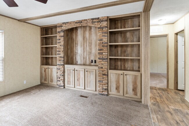 Building Photo - 204 Wild Flower Dr